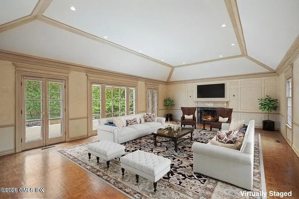 5 bed, 4.5 bath, 6467 sqft, $15,000 — Photo 4