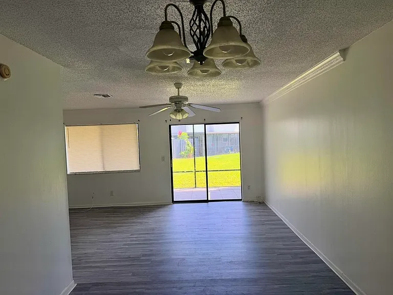 2305 Seaside Dr — Photo 2