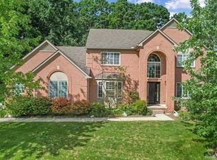30182 Magnolia Dr, New Hudson, MI 48165