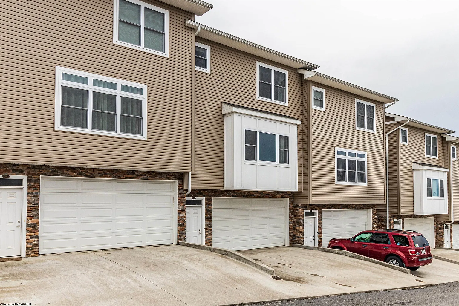205 Pasture Ln photo 1