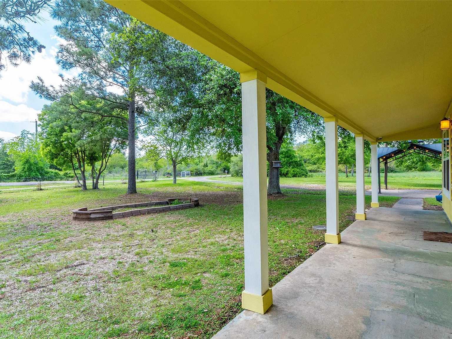 3 bed, 2.0 bath, 1896 sqft, $2,275 — Photo 3