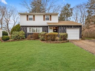 4 Mohawk Ln, Commack, NY 11725