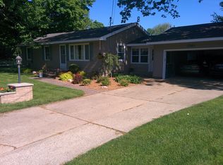1261 Maplewood Dr, Jenison, MI 49428