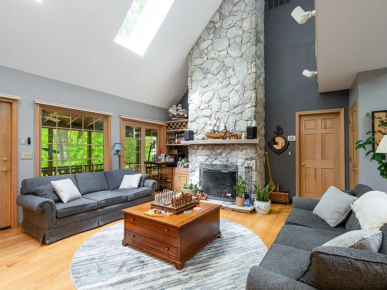 39 Robertson Dr — Photo 12