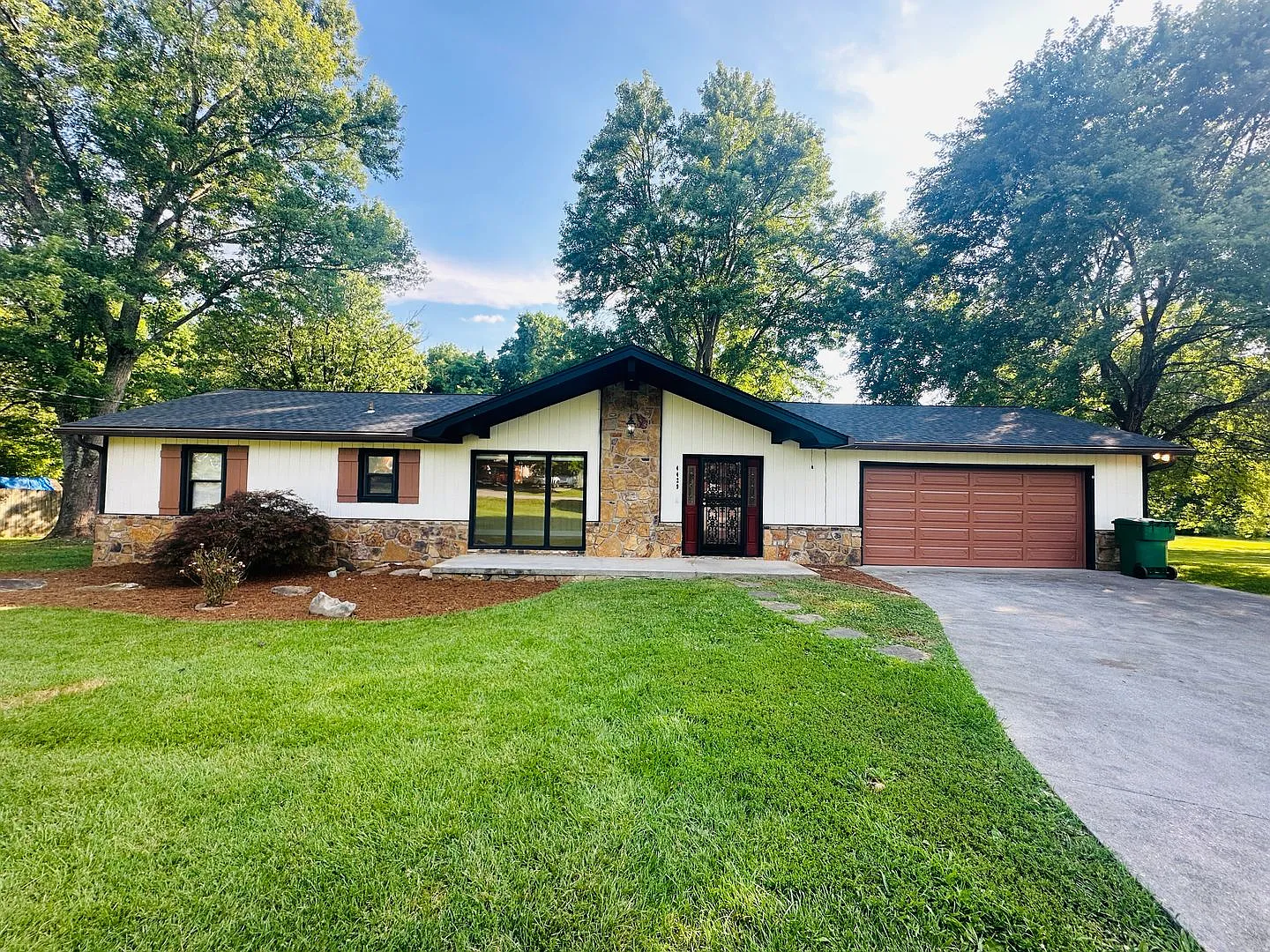 Large 2 bed/2bath & 2-car garage on huge yard — Photo 1