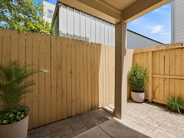 1306 Cohn St — Photo 24