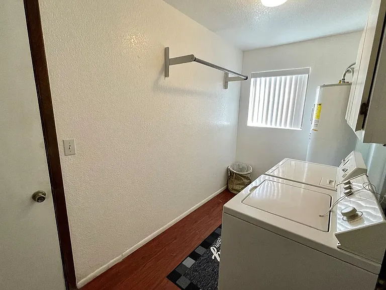 264 Acoma Blvd S — Photo 17