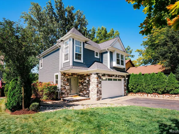 1036 Pelham St, Waterford, MI 48328