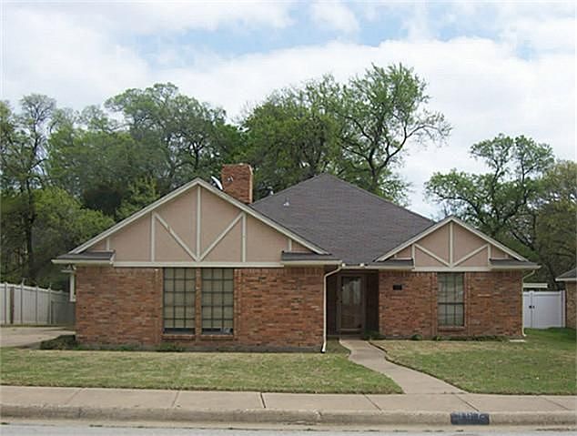 1st image of 907 Eisenhower Dr