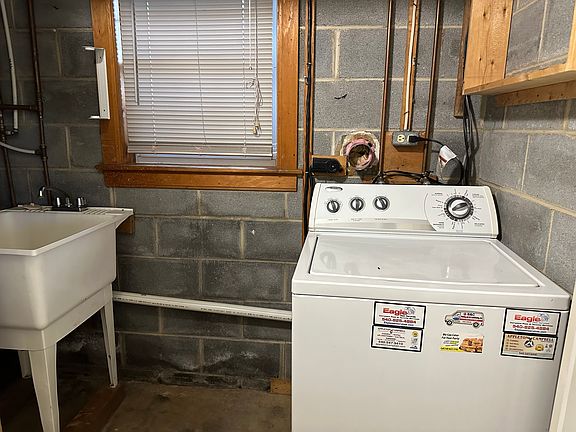 laundry room_08302023