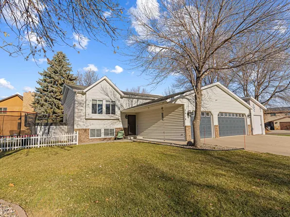 2918 Village Green Dr, Moorhead, MN 56560