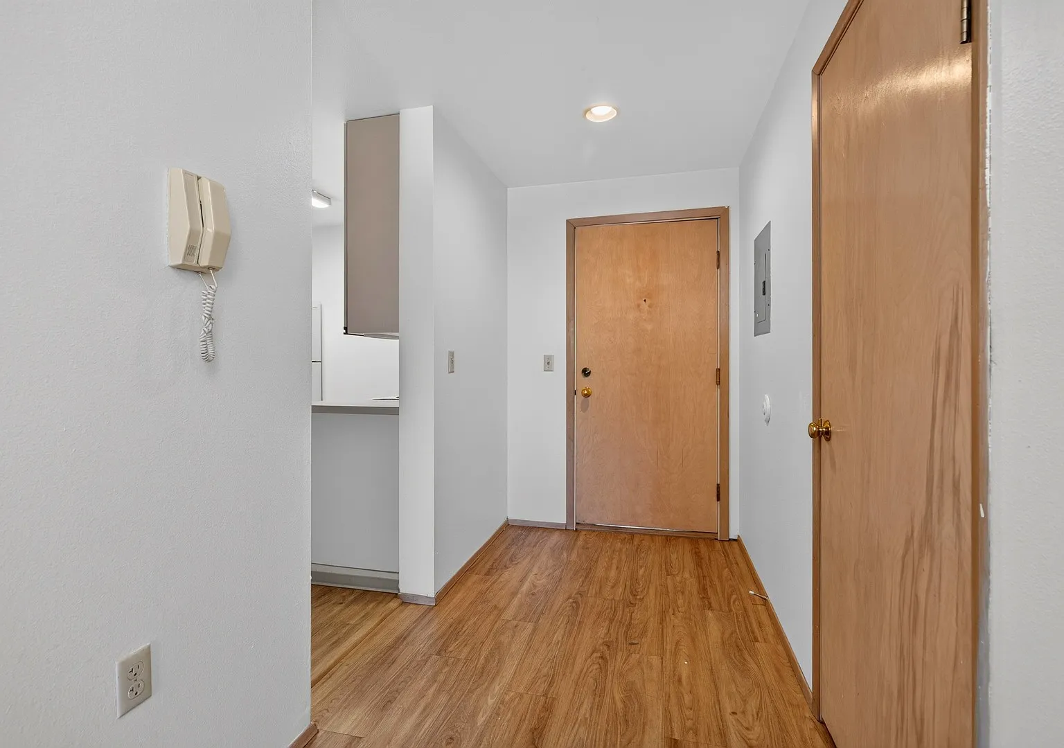 Spacious 2-Bedroom, 2-Bathroom Apartment with Private Balcony & Secure Garage — Photo 2