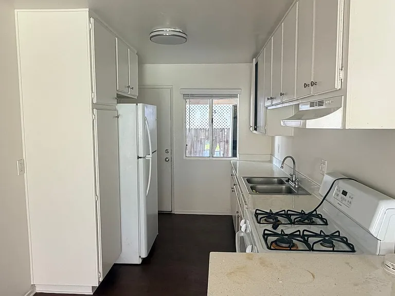 974 Merritt Dr #10 — Photo 4