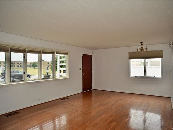 2nd image of 176 Oxford Ave