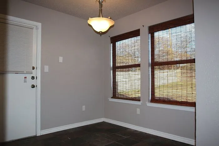 913 Springhill Dr — Photo 7