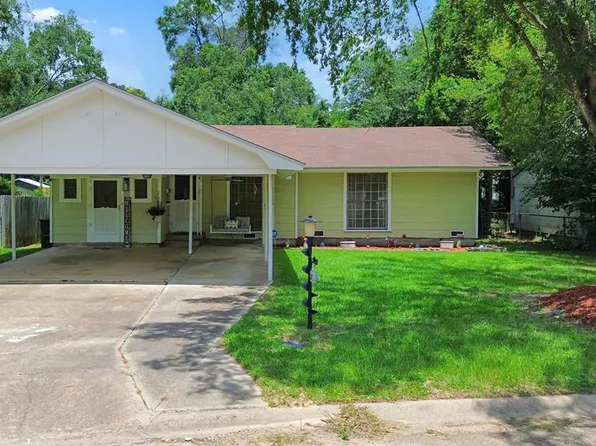 845 Singapore Dr, Wake Village, TX 75501