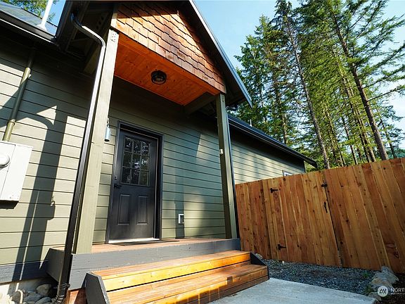 4th image of 127 Mountain View Drive N