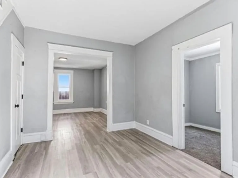 1719 Queen Ave N — Photo 6