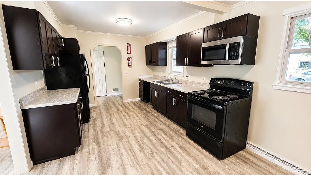 3 bed, 1.5 bath, 1350 sqft, $2,400 — Photo 1