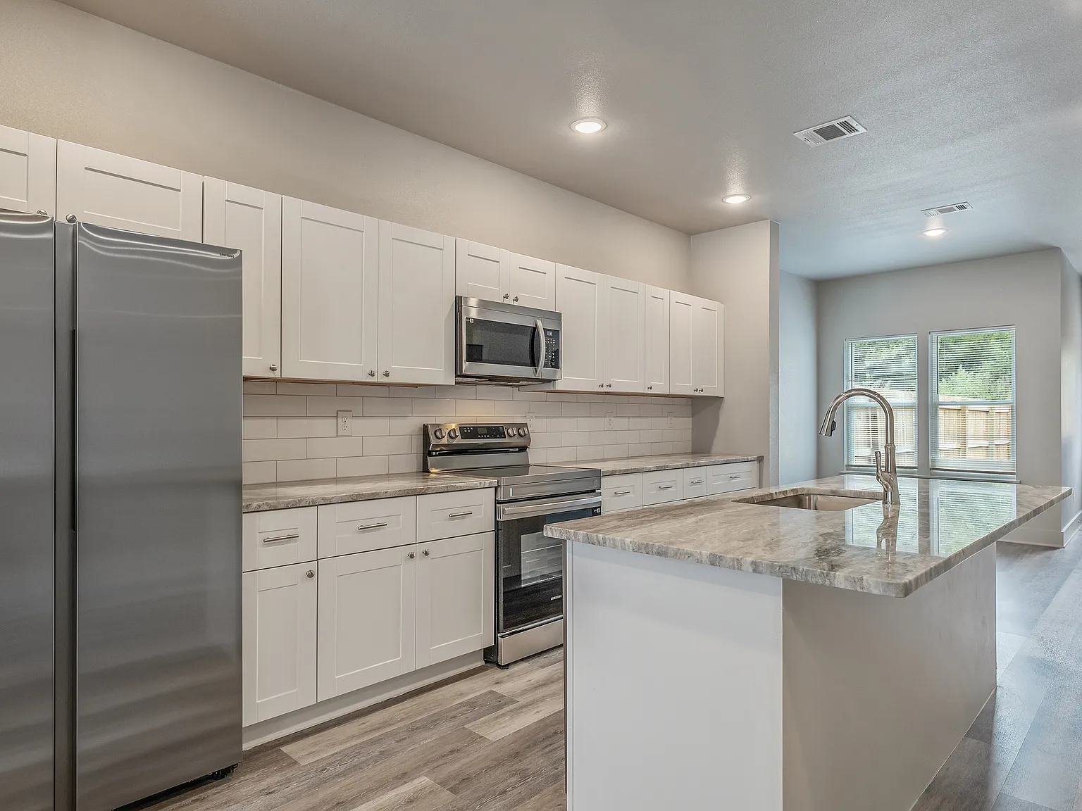 136 Belcher St — Photo 3