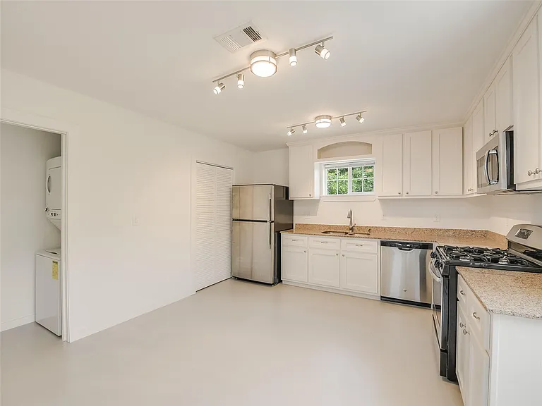 2200 Rosewood Ave #D — Photo 8