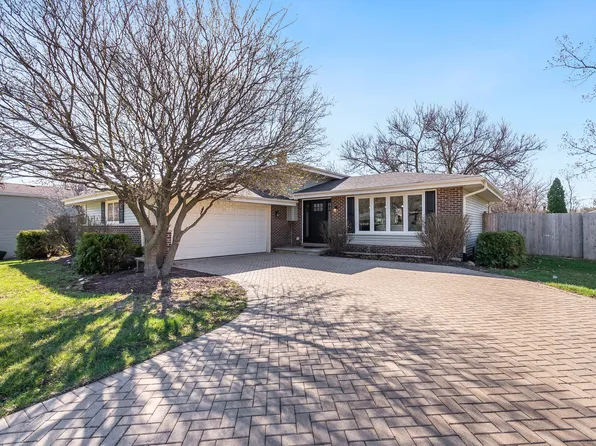 24W701 Woodcrest Dr, Naperville, IL 60540