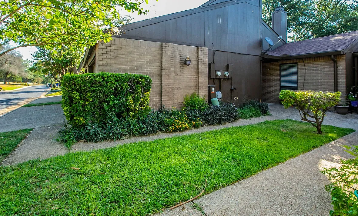2 bed, 2.0 bath, 1327 sqft, $1,645 — Photo 2
