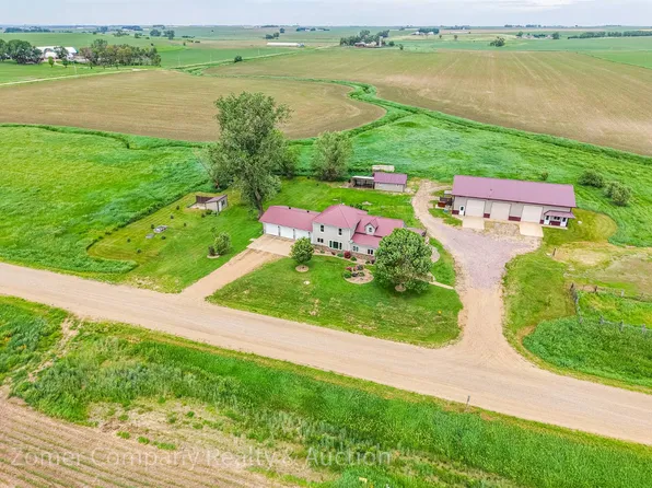 3220 290th St, Hull, IA 51239