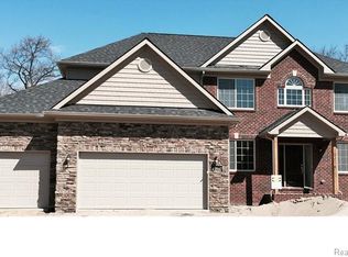 8573 Lindamar Ln, Shelby Township, MI