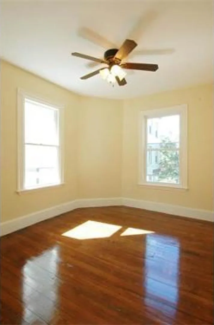 Nice 6 bed on the hill — Photo 1