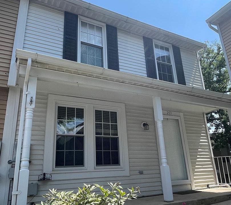 1st image of 253 Woodoak Ct #6