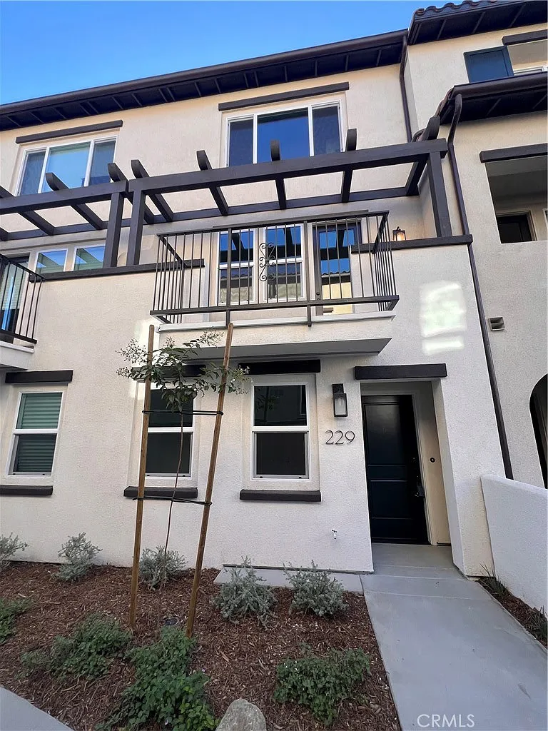 3 bed, 3.5 bath, 1603 sqft, $3,700 — Photo 1