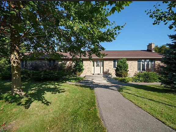 3rd image of 385 Mount Pleasant Rd