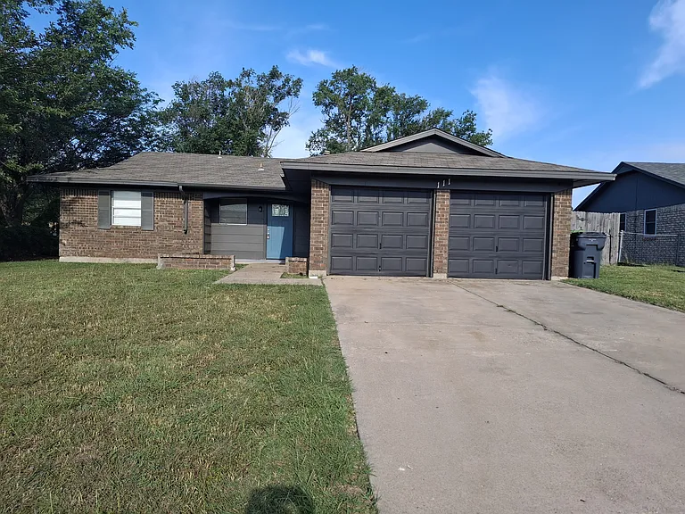 111 SE Coachman Dr — Photo 1