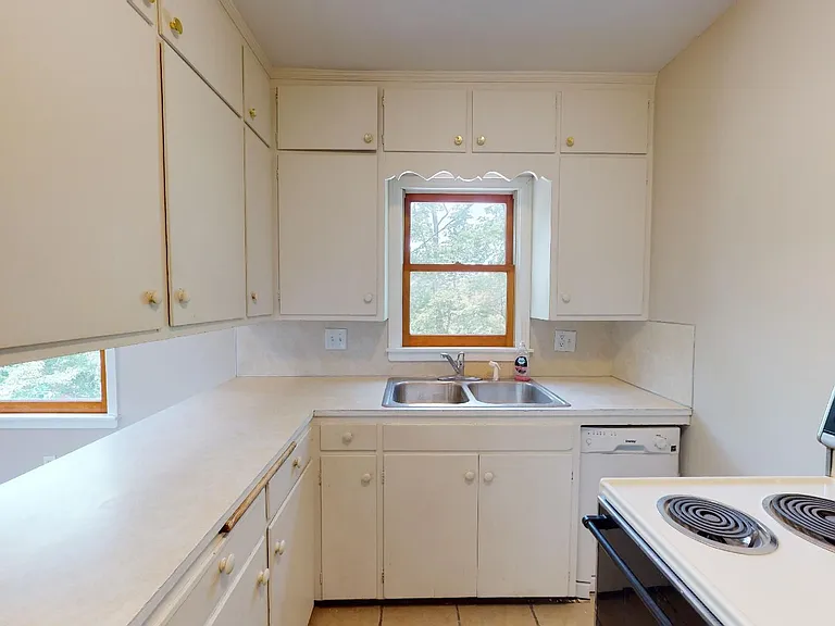 2635 Hunt St — Photo 2