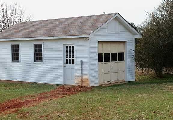 3rd image of 114 Robin Ln