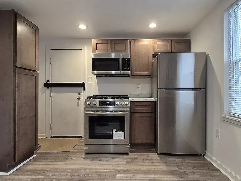 4031 Cambridge St — Photo 7