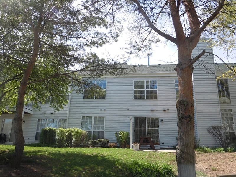 2nd image of 424 Hill Ct