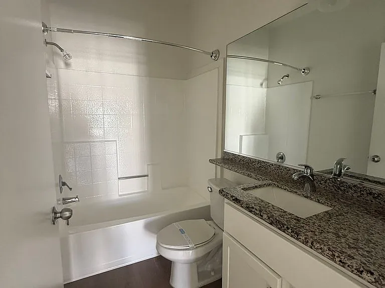 Perfectly situated 2 bedroom and 2 bathroom ! — Photo 39