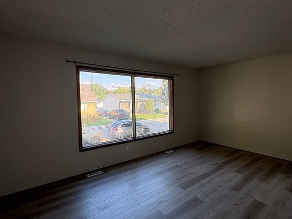 2nd image of 496 King Edward St