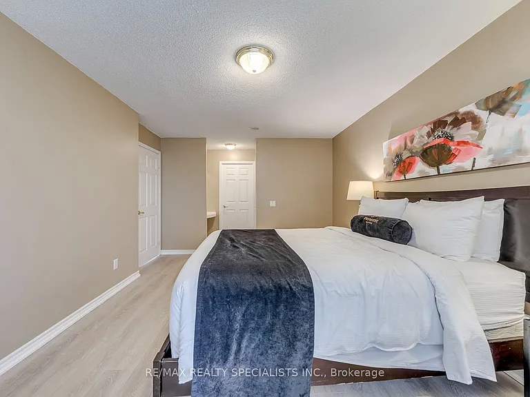 25 Kingsbridge Garden Cir W #924 — Photo 38