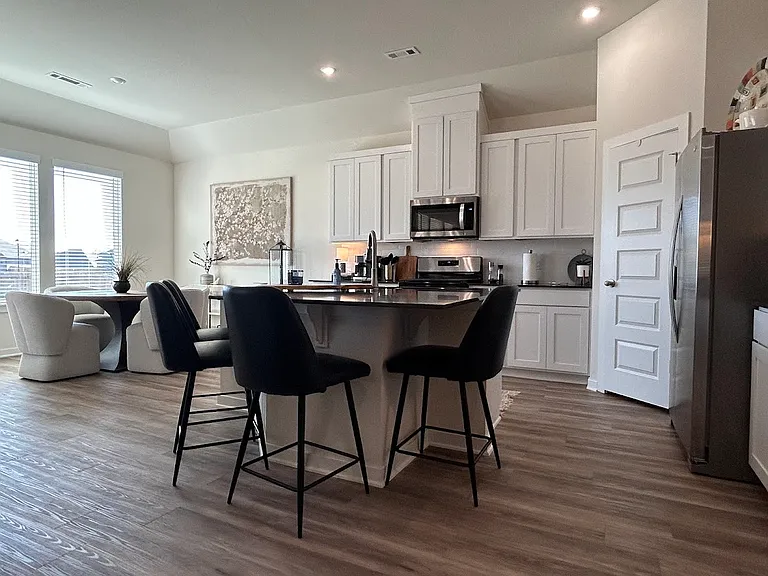 415 W Branta St — Photo 6