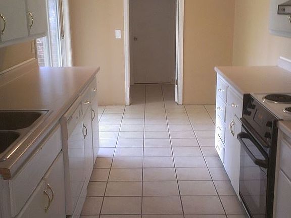 3rd image of 606 Greenlea Chase W