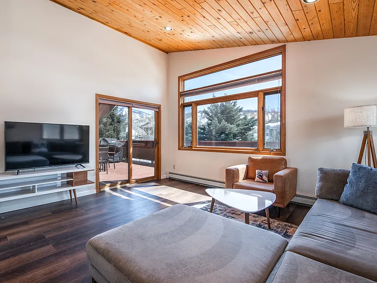 332 Cherry Dr — Photo 1