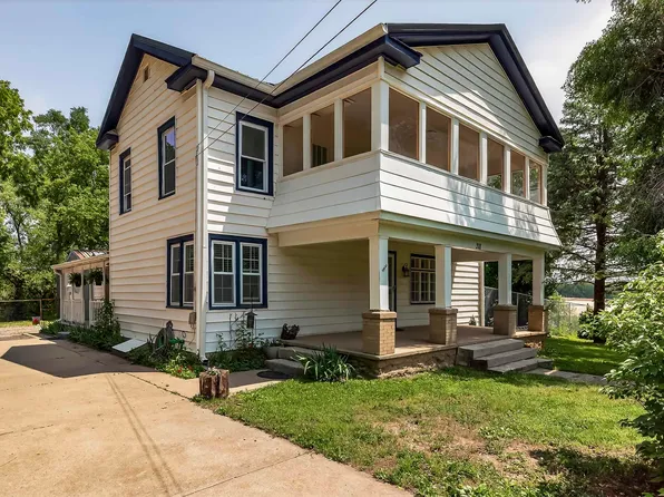 318 E 9th St, Holton, KS 66436