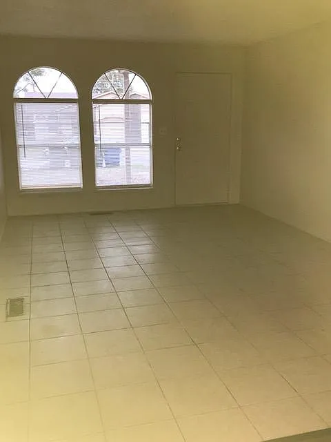 3 bed, 1153 sqft, $1,400 — Photo 2