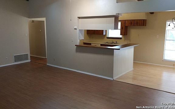 5th image of 110 Glenn Oaks Dr