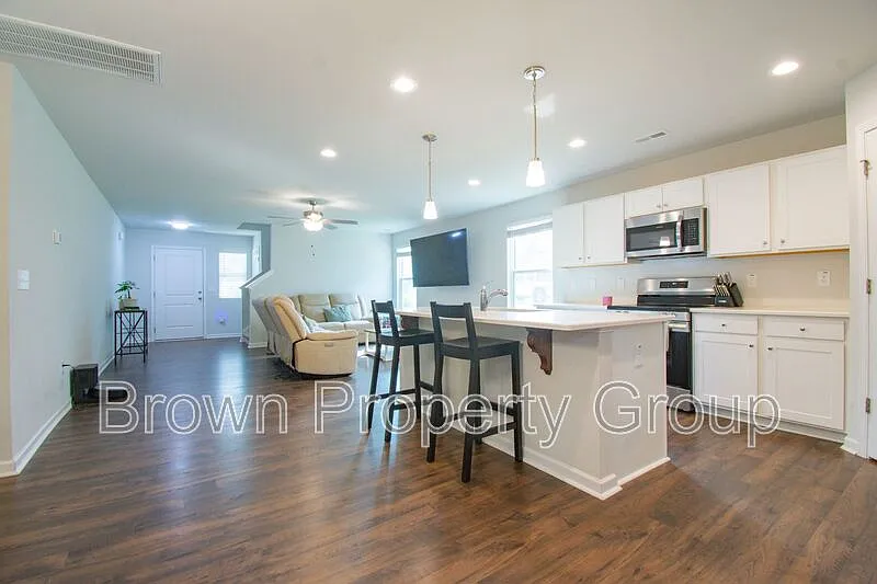 4 bed, 3.0 bath, 2267 sqft, $2,200 — Photo 4