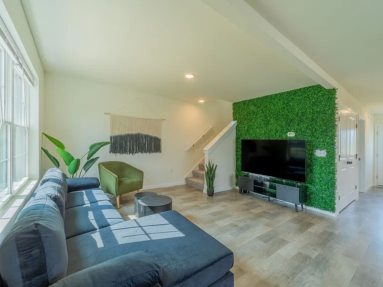 674 N Bedford St — Photo 3