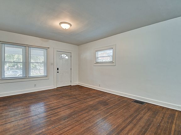 3rd image of 3229 N Kenwood Ave